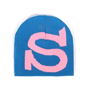 Blaue Strickmütze mit großer rosa S-Buchstaben-Stickerei für lässigen Streetwear-Look