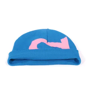 Blaue Strickmütze mit pinkfarbenem Grafik-Stickmuster im lässigen Streetstyle-Design