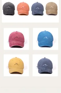 Détails de huit casquettes en coton délavé avec broderie de vague présentées en grille