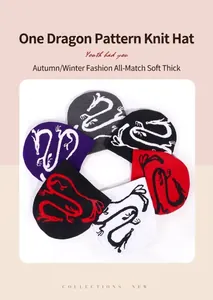 Primer plano de gorros de punto con patrones de dragón abstractos en seis colores variados