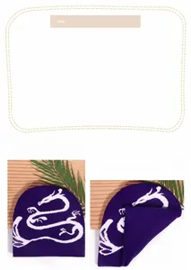 Detalle del gorro de punto Y2K morado con estampado de dragón blanco y tejido suave