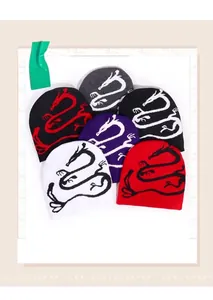 Textura de punto detallada de gorros multicolores con patrones jacquard de dragón