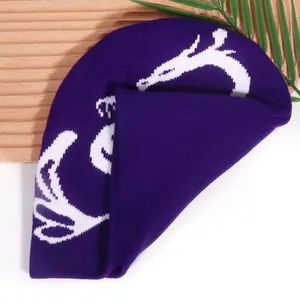 Gorro de punto morado estilo Y2K con estampado de dragón blanco para un look urbano chic