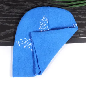 Berretto in maglia blu con motivo a stelle bianche per il calore invernale