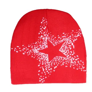 Berretto in maglia rossa con un grande motivo a stella bianca pixelata per stile casual