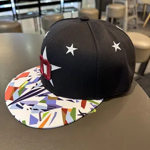 Vue latérale d'une casquette snapback avec broderie d'étoiles et visière imprimée
