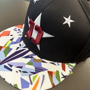 Détail de la casquette hip hop avec broderie d'étoile et motifs géométriques colorés