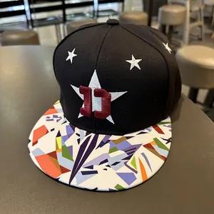 Casquette snapback hip-hop avec broderie étoile et visière plate à imprimé géométrique coloré