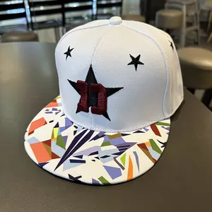 Détail du numéro 13 brodé en 3D sur casquette snapback blanche avec bord imprimé