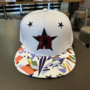 Casquette hip-hop blanche à bord plat avec visière géométrique et broderie d'étoile noire