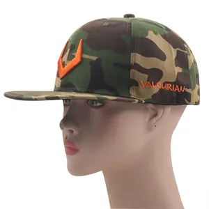 Casquette de baseball hip hop camouflage à bord plat avec broderie orange sur mannequin