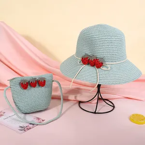 Hellblaues Strohhut und Taschen Set mit Erdbeeren für Kinder Outdoor Urlaub