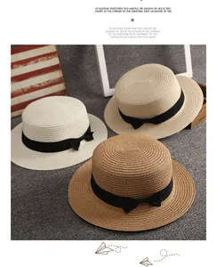 Cappelli di paglia stile boater beige e caramello con nastri di raso neri eleganti