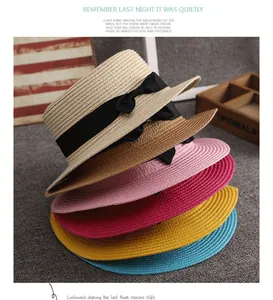 Cappelli di paglia a testa piatta in sei colori con nastro di gros grain nero
