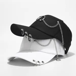 Detail von Street-Style-Baseballkappen mit silbernen Metallringen und Kettenverzierung