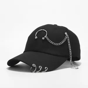 Detail der schwarzen Punk-Baseballkappe mit Silberringen und hängender Metallkette