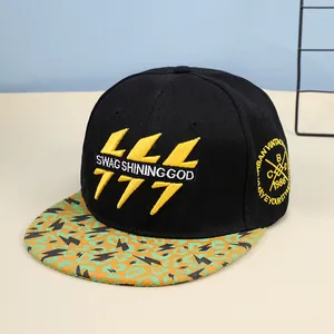 Hip hop snapback hoed met zwarte kroon, geel borduursel en rand met luipaardprint