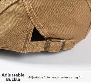 Gros plan sur la boucle métallique et la sangle réglable d'un béret vintage en toile