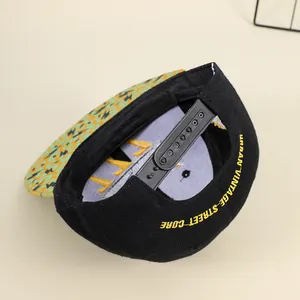 Hip-hop snapback pet met bliksemprint klep en Urban Vintage borduurwerk detail