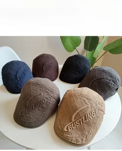 Détail de bérets vintage en coton avec surpiqûres en losange et broderie lettrée