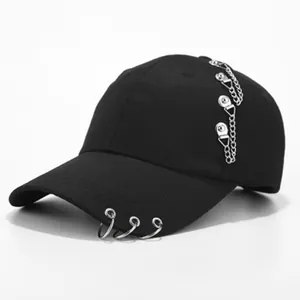 Detailansicht der schwarzen Hip-Hop-Cap mit silbernen Metallringen und seitlichen Ketten