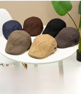 Détail des boucles métalliques réglables et du logo brodé sur des bérets en coton de plusieurs couleurs