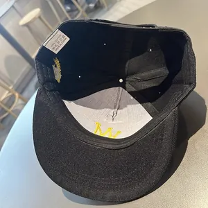 Vue intérieure de la casquette hip-hop en coton noir avec broderie couronne jaune