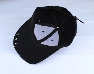 Innendetail einer schwarzen Baumwoll-Baseballkappe mit Belüftung und verstellbarem Riemen