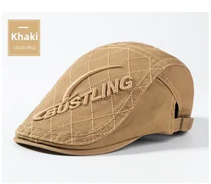 Détail de la casquette plate kaki avec motif matelassé en losanges et broderie latérale