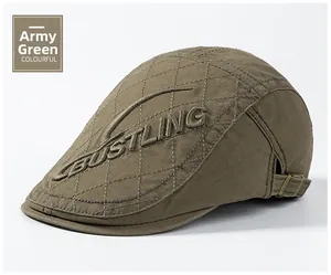 Vue détaillée du béret vert armée avec surpiqûres en losange et broderie BUSTLING