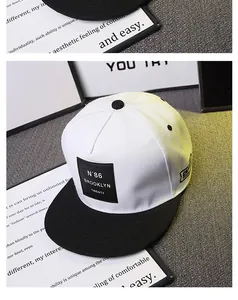 Makro-Detail der N'86 Brooklyn Stickerei auf einer schwarz-weißen Hip-Hop-Snapback-Kappe