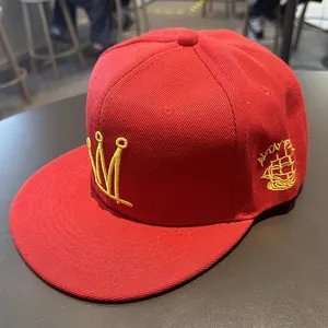 Détail de la casquette snapback rouge avec broderie couronne jaune et motif One Piece