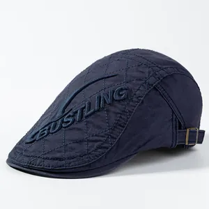 Béret matelassé bleu marine avec broderie blanche et boucle de réglage métallique