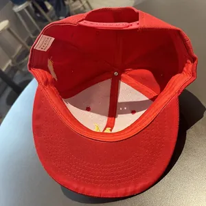 Vue intérieure de la casquette rouge en acrylique avec bandeau blanc et attache réglable