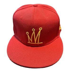 Casquette snapback rouge à visière plate avec broderie couronne jaune en coton doux