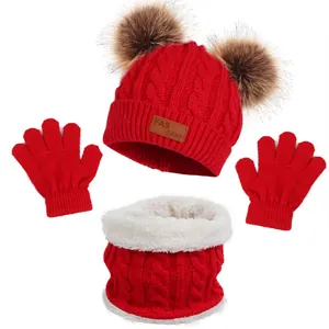 Detailansicht des roten Stricksets mit weichem Fleece-Futter und flauschigen Pompons