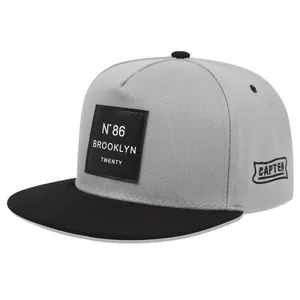 Graue und schwarze Snapback-Cap mit Brooklyn 86 Leder-Patch und hochwertiger Stickerei