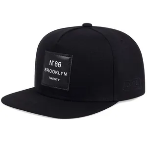 Schwarze Streetstyle Snapback Cap mit Brooklyn N°86 Patch und flachem Schirm Design