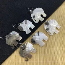 Vue détaillée de cinq pendentifs éléphant sculptés en nacre naturelle avec anneau
