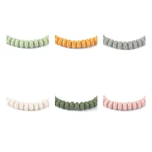 Detail von bunten flachen Naturvulkansteinen mit poröser Textur für DIY-Schmuck