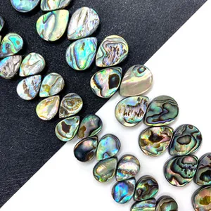 Perle en nacre d'abalone polie en forme de goutte montrant des reflets naturels multicolores