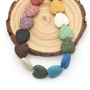 Perline colorate in pietra lavica a cuore per gioielli fai da te su legno