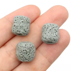 Vue détaillée de trois perles en pierre de lave grise poreuse pour bijoux DIY