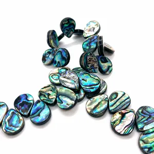 Macro-opname van iriserende abalone schelp kralen in druppelvorm voor DIY-sieraden