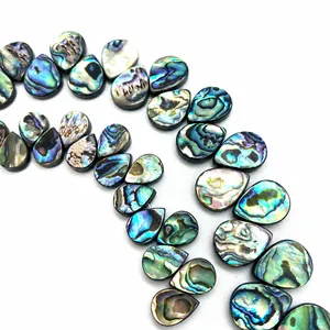 Macro-opname van iriserende abalone schelp druppelkralen met parelmoerglans