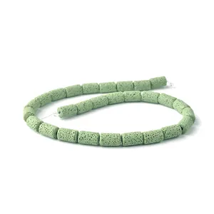 Détail macro de perles cylindriques en pierre de lave vert sauge avec texture poreuse DIY