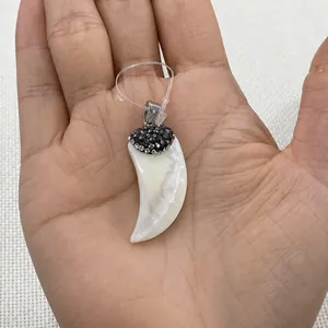 Detailopname van schelphanger in pepermuntvorm met strass en zilveren sluiting