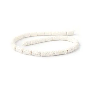 Gros plan de perles cylindriques en pierre volcanique blanche poreuse pour bijoux DIY