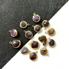 Makro-Detail von Naturmuschel-Anhängern mit goldenen Kanten für DIY-Schmuck