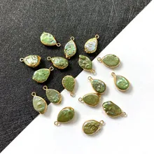 Detail von grünen Barockperlen-Anhängern mit vergoldeten Kanten für DIY-Schmuck